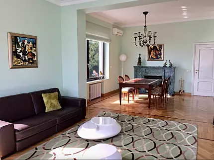 Італійська озерна вілла з причалом для яхт