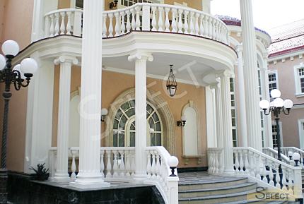 Роскошный дворец в классическом стиле с озером