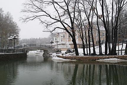 Роскошный дворец в классическом стиле с озером
