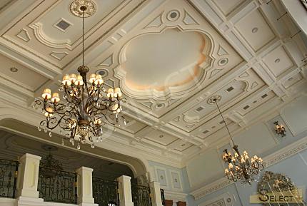 Роскошный дворец в классическом стиле с озером