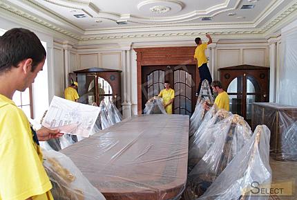 Роскошный дворец в классическом стиле с озером