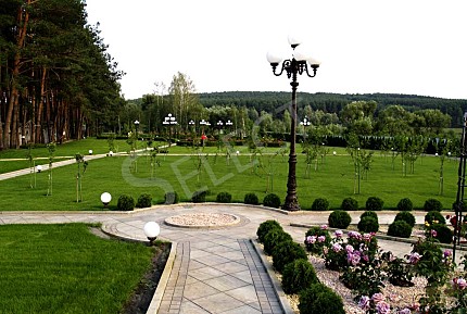 Роскошный дворец в классическом стиле с озером