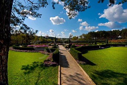 Роскошный дворец в классическом стиле с озером