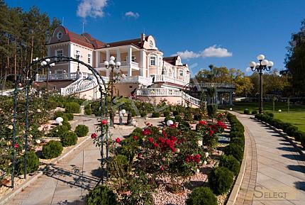 Роскошный дворец в классическом стиле с озером