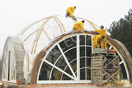 Роскошный дворец в классическом стиле с озером