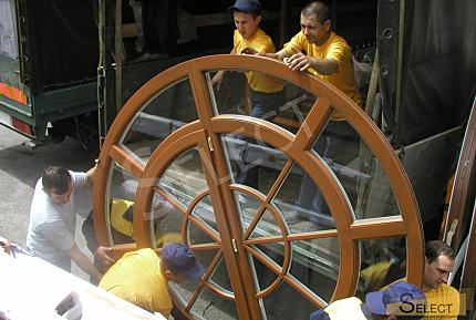 Роскошный дворец в классическом стиле с озером