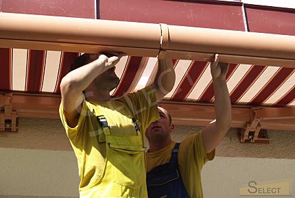 Розкішний палац у класичному стилі з озером