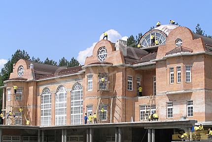 Розкішний палац у класичному стилі з озером