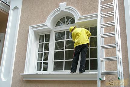 Розкішний палац у класичному стилі з озером