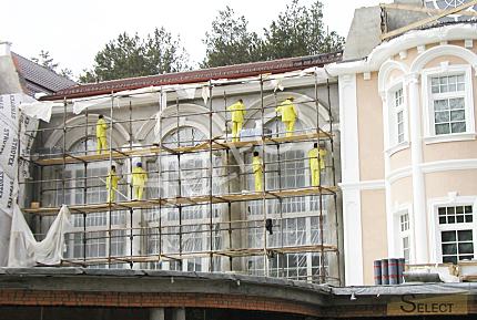 Розкішний палац у класичному стилі з озером