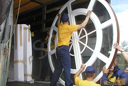 Розкішний палац у класичному стилі з озером