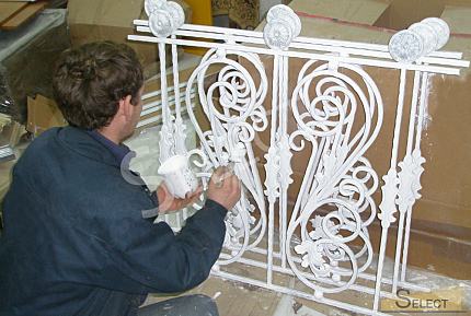 Розкішний палац у класичному стилі з озером