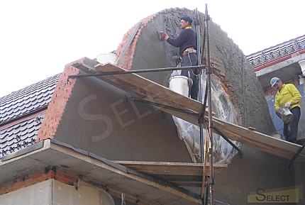 Розкішний палац у класичному стилі з озером